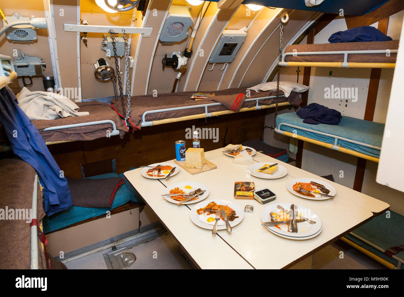 À l'intérieur de cabine hébergement / chambre avec table, sièges, lits, etc à bord du HMS Alliance. Royal Navy Submarine Museum, Gosport, nr Portsmouth UK. (95) Banque D'Images