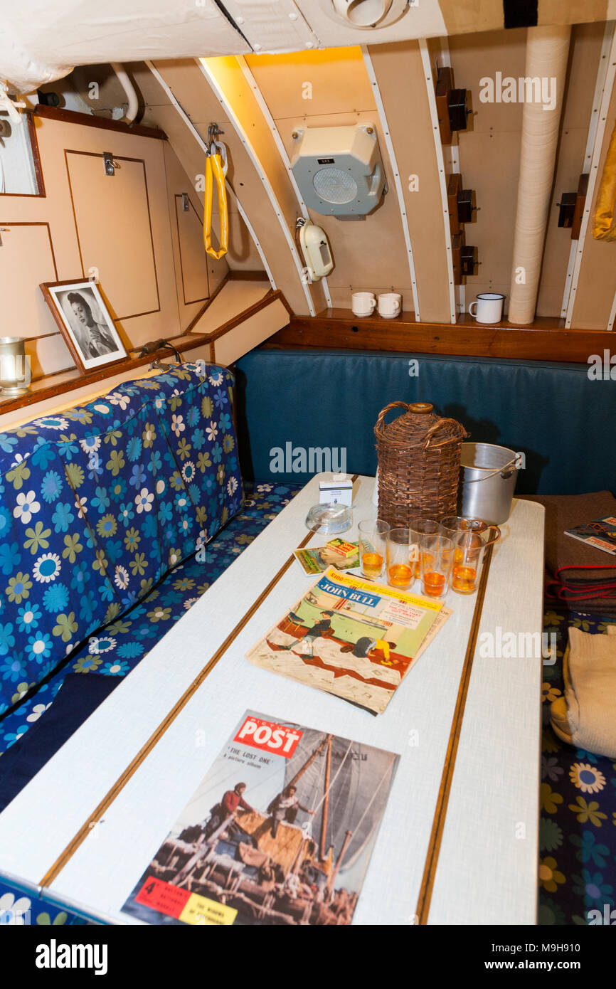 À l'intérieur de cabine hébergement / chambre avec table, sièges, lits, etc à bord du HMS Alliance. Royal Navy Submarine Museum, Gosport, nr Portsmouth UK. (95) Banque D'Images