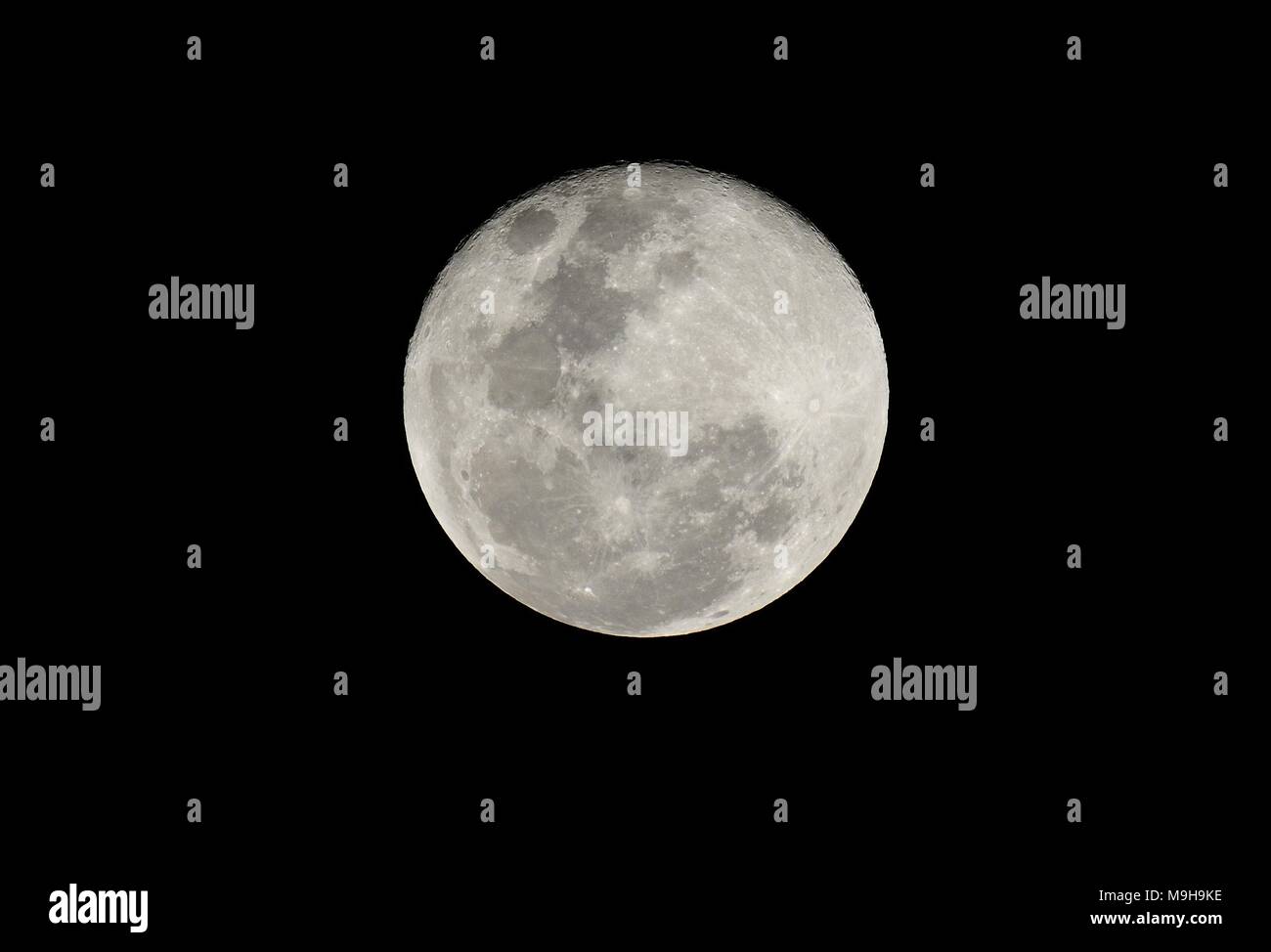 Ciel de nuit avec la pleine lune gris magnifique Banque D'Images