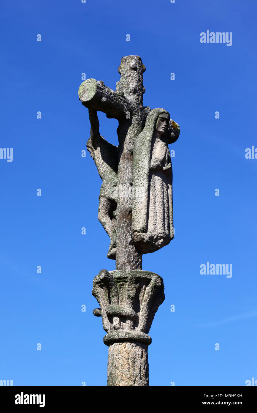 Croix traditionnelle régionale de calvaire en pierre appelée crucero / cruceiro dans Castillo de San Sebastian, Vigo, Galice, Espagne Banque D'Images