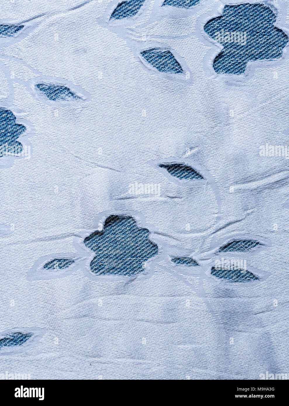Double fait-main à partir de l'arrière-plan textile tissu blanc et un jeans bleu. Banque D'Images