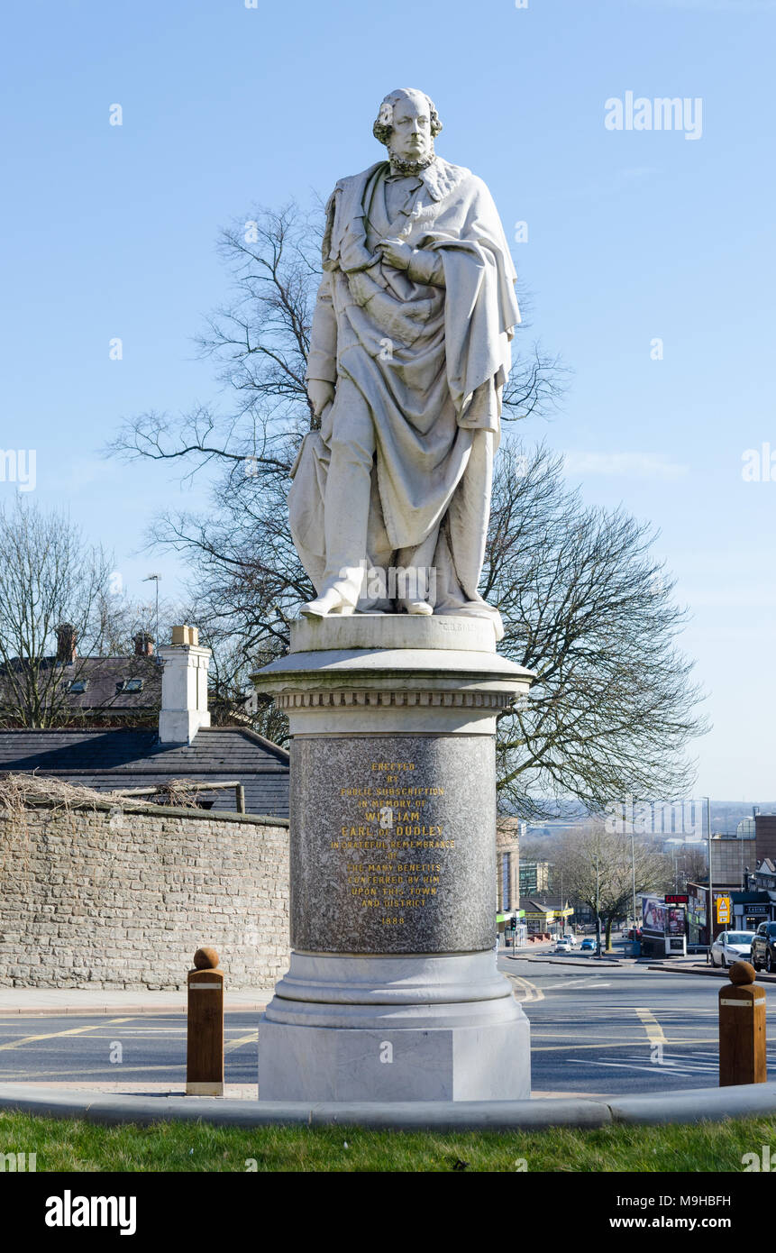 Statue de William Earl de Dudley créé à partir de 1888 en marbre de Sicile par Charles Bell Birch se trouve au sommet de la colline du Château de Dudley, West Midlands Banque D'Images