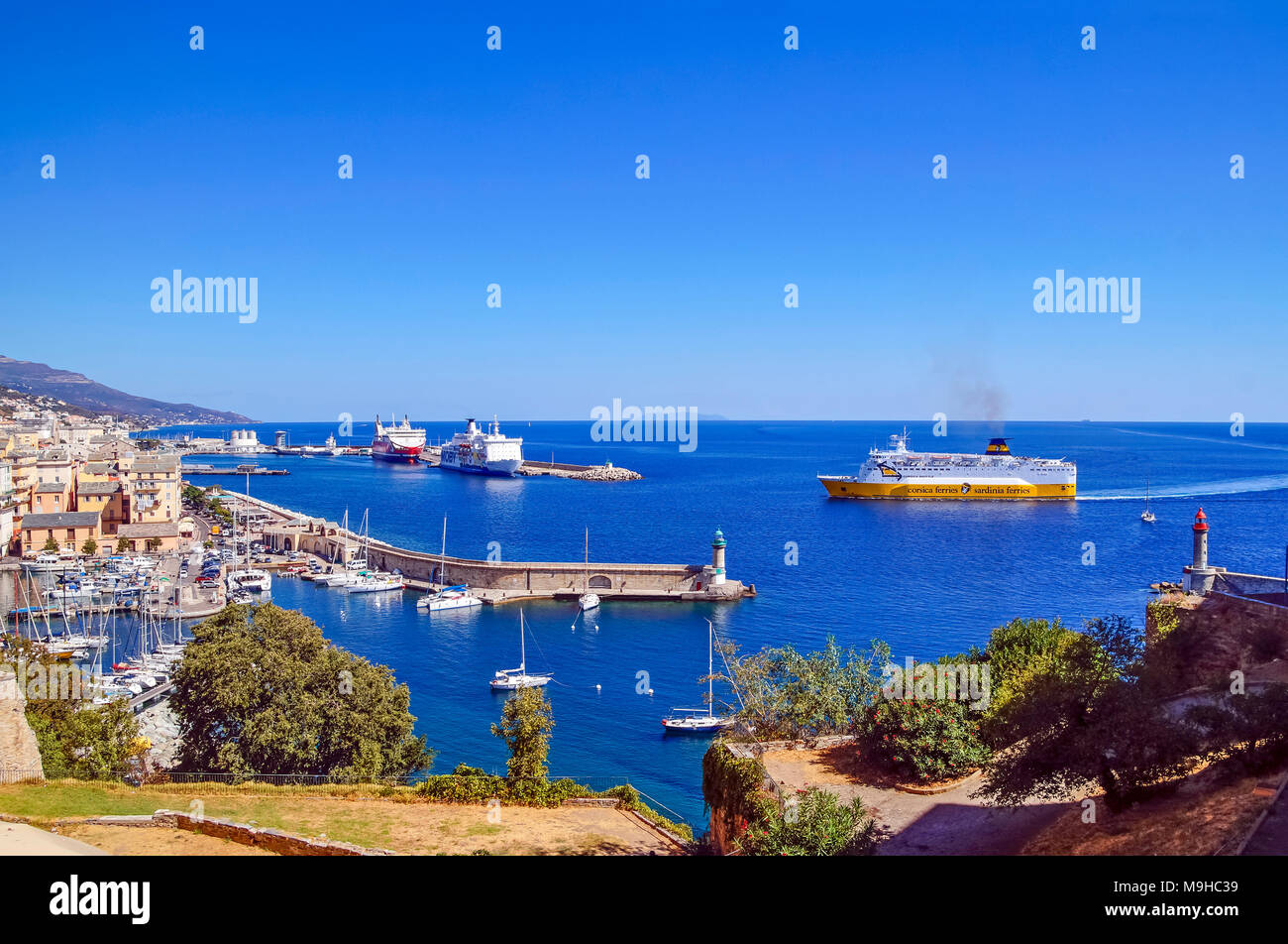 Corsica Ferries Corsica Marina Seconda arrive au port de Bastia Corse France Europe avec MOBY Zaza et Pascal Paoli à gauche Banque D'Images