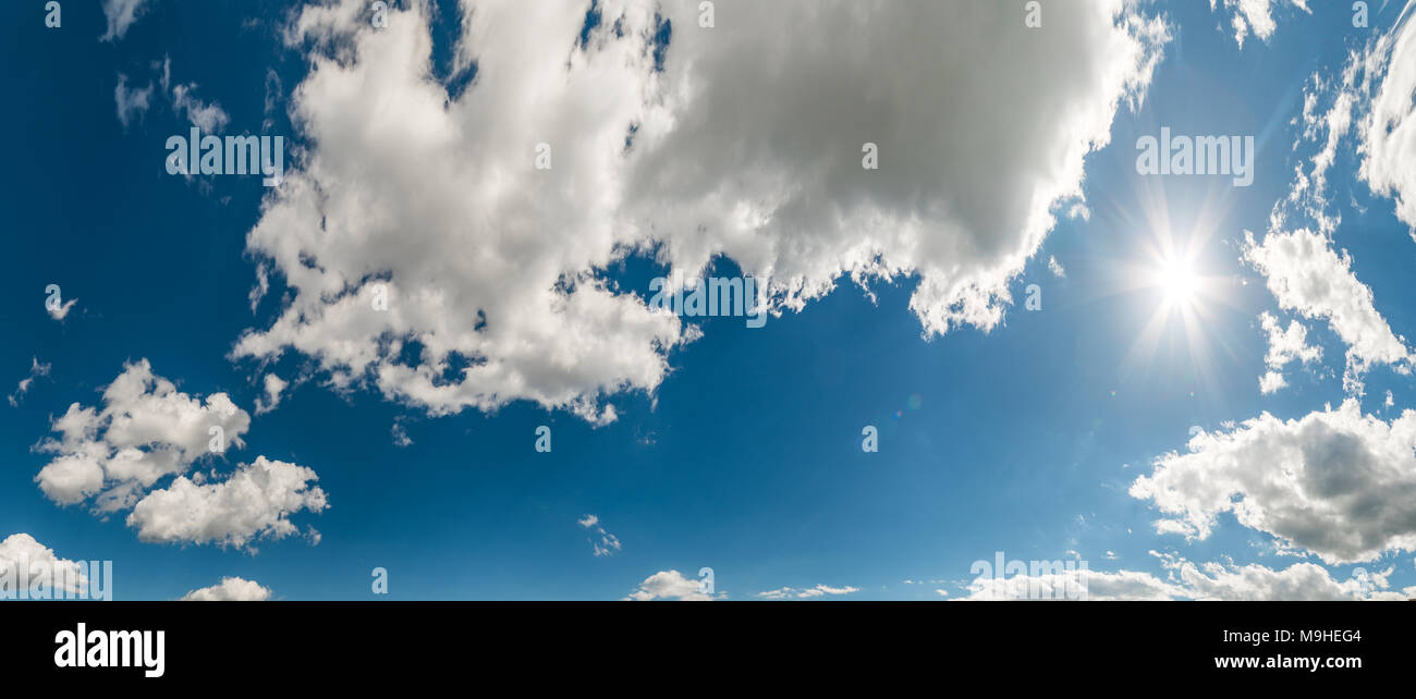 Du vrai Ciel et nuages avec soleil et les torchères, les fond d'image de haute résolution Banque D'Images