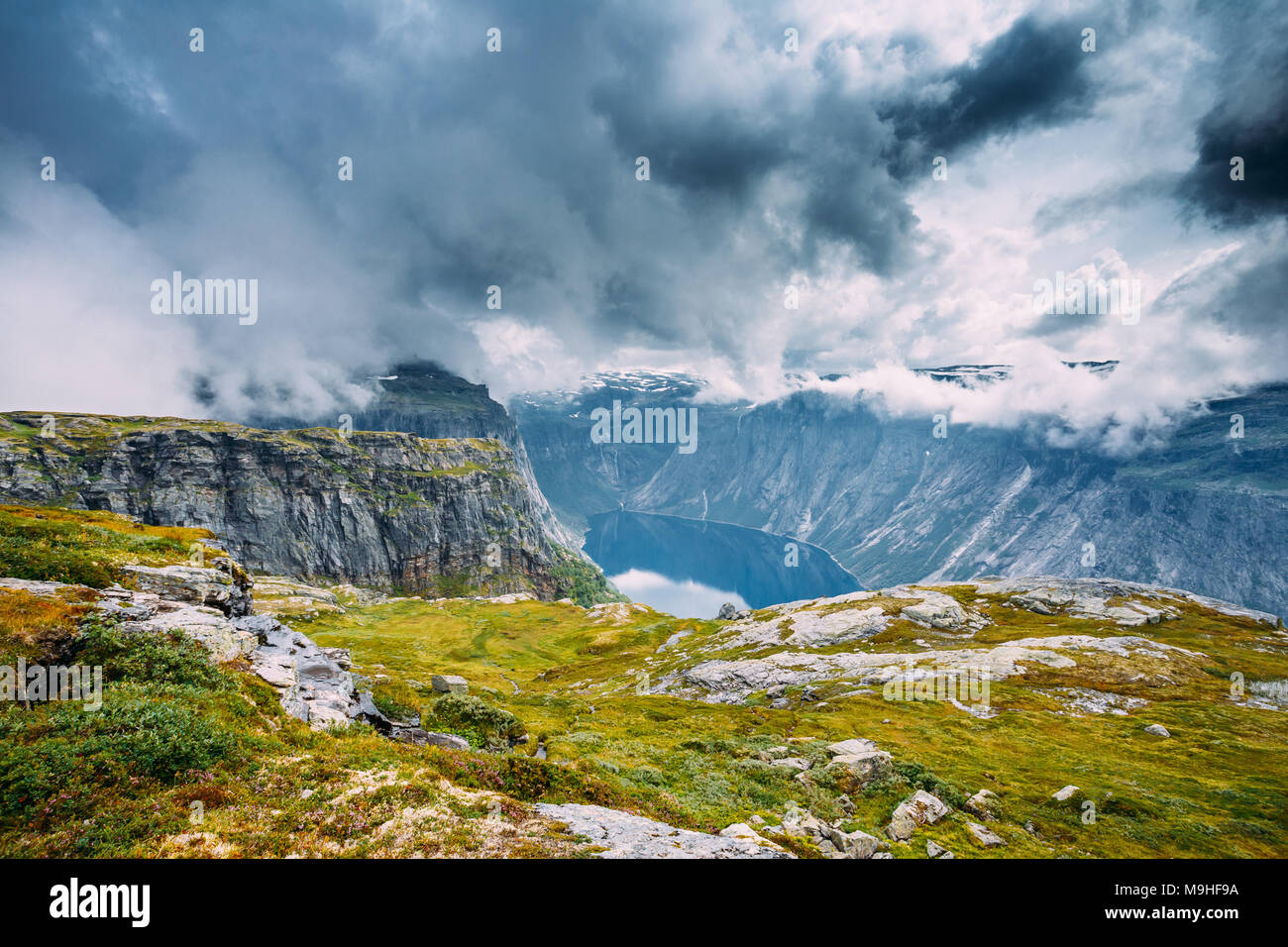 Montagnes norvégiennes et le lac Paysage. Nature de la Norvège. Voyages et randonnées. La vue est incroyable. Personne n. La Scandinavie. Banque D'Images