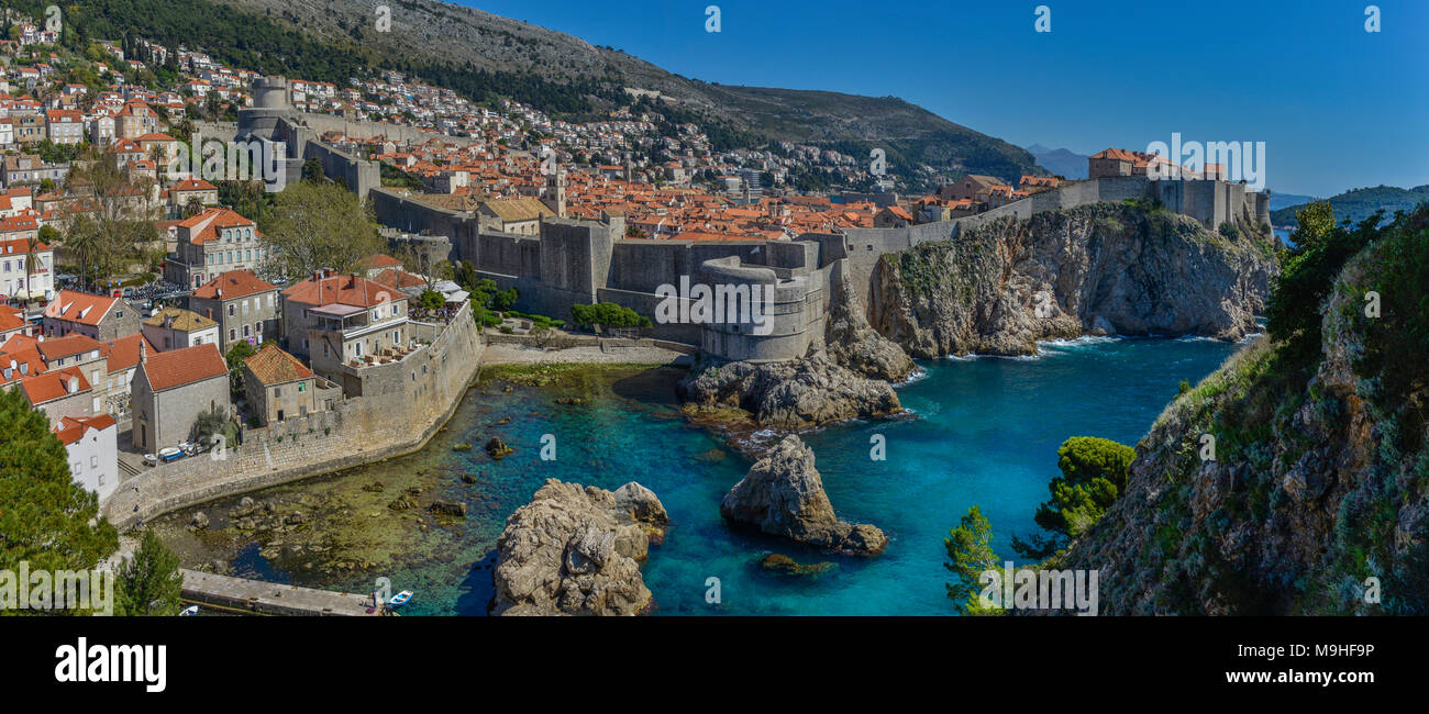 Panorama de Dubrovnik et ses remparts médiévaux, de la Tour St Laurence, Croatie. Banque D'Images