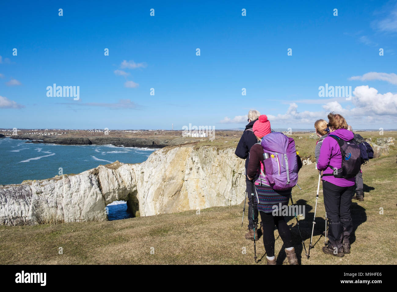 Les randonneurs à la Bwa à Gwyn / arche blanche rocher naturel formé sur l'île d'Anglesey Sentier Littoral sur seacliffs. Anglesey Pays de Galles UK Rhoscolyn Banque D'Images