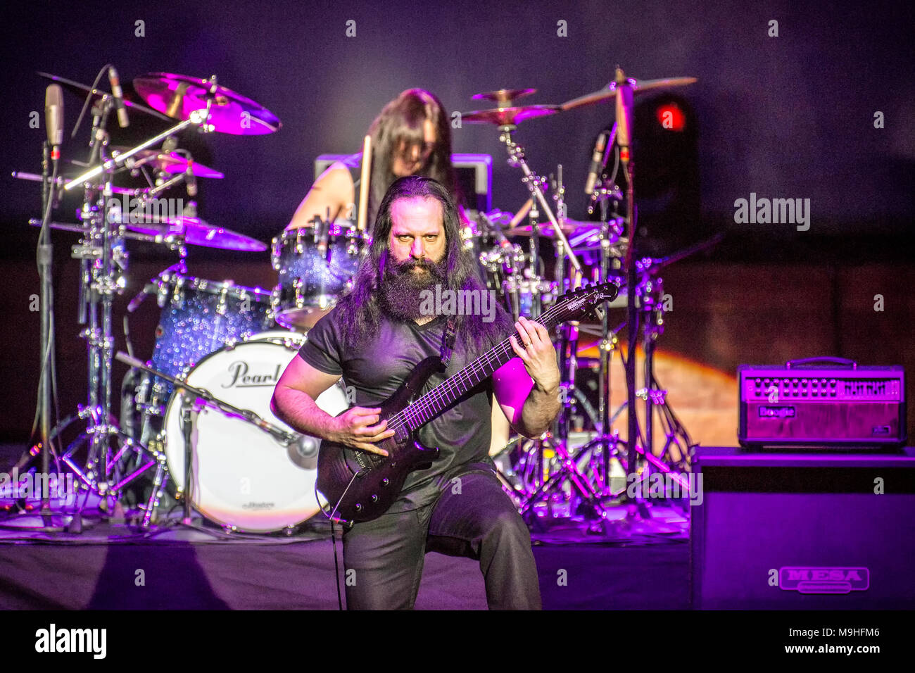 Norvège, Oslo - 24 mars, 2018. La tournée de concerts de guitare G3 a atteint Oslo Konserthus. Ici le guitariste John Petrucci est vu sur scène. (Photo crédit : Gonzales Photo - Terje Dokken). Banque D'Images