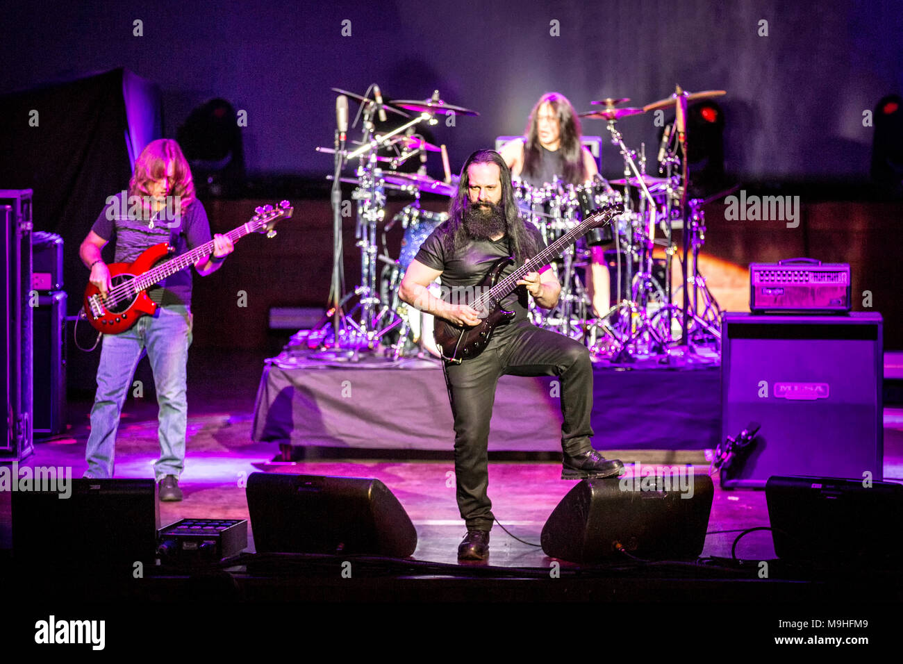 Norvège, Oslo - 24 mars, 2018. La tournée de concerts de guitare G3 a atteint Oslo Konserthus. Ici le guitariste John Petrucci est vu sur scène. (Photo crédit : Gonzales Photo - Terje Dokken). Banque D'Images