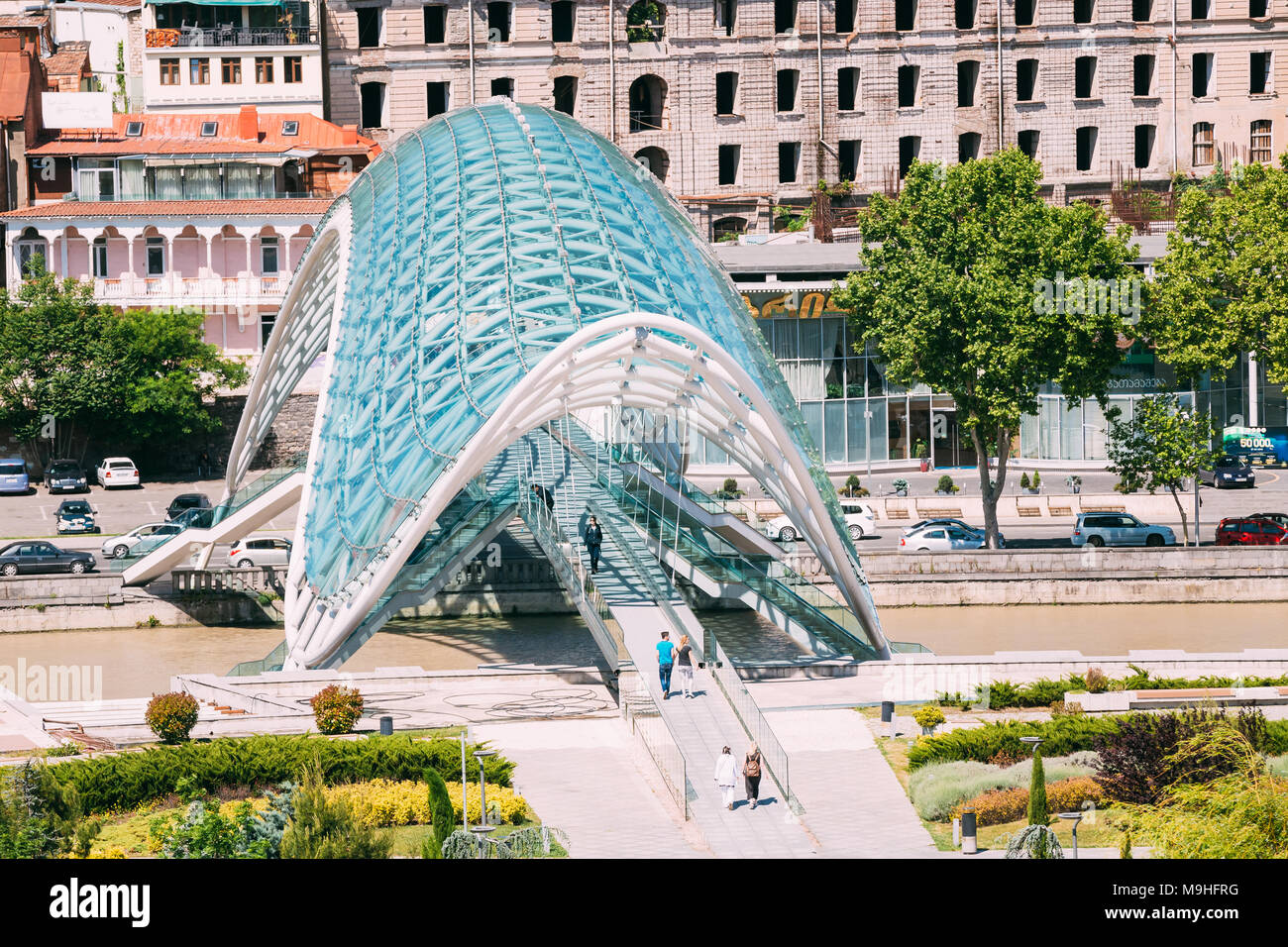 Tbilissi, Géorgie - 19 mai 2016 : les gens marcher sur le pont de la paix est en forme de proue d'une passerelle au-dessus de la rivière Kura à Tbilissi, capitale de la Ge Banque D'Images