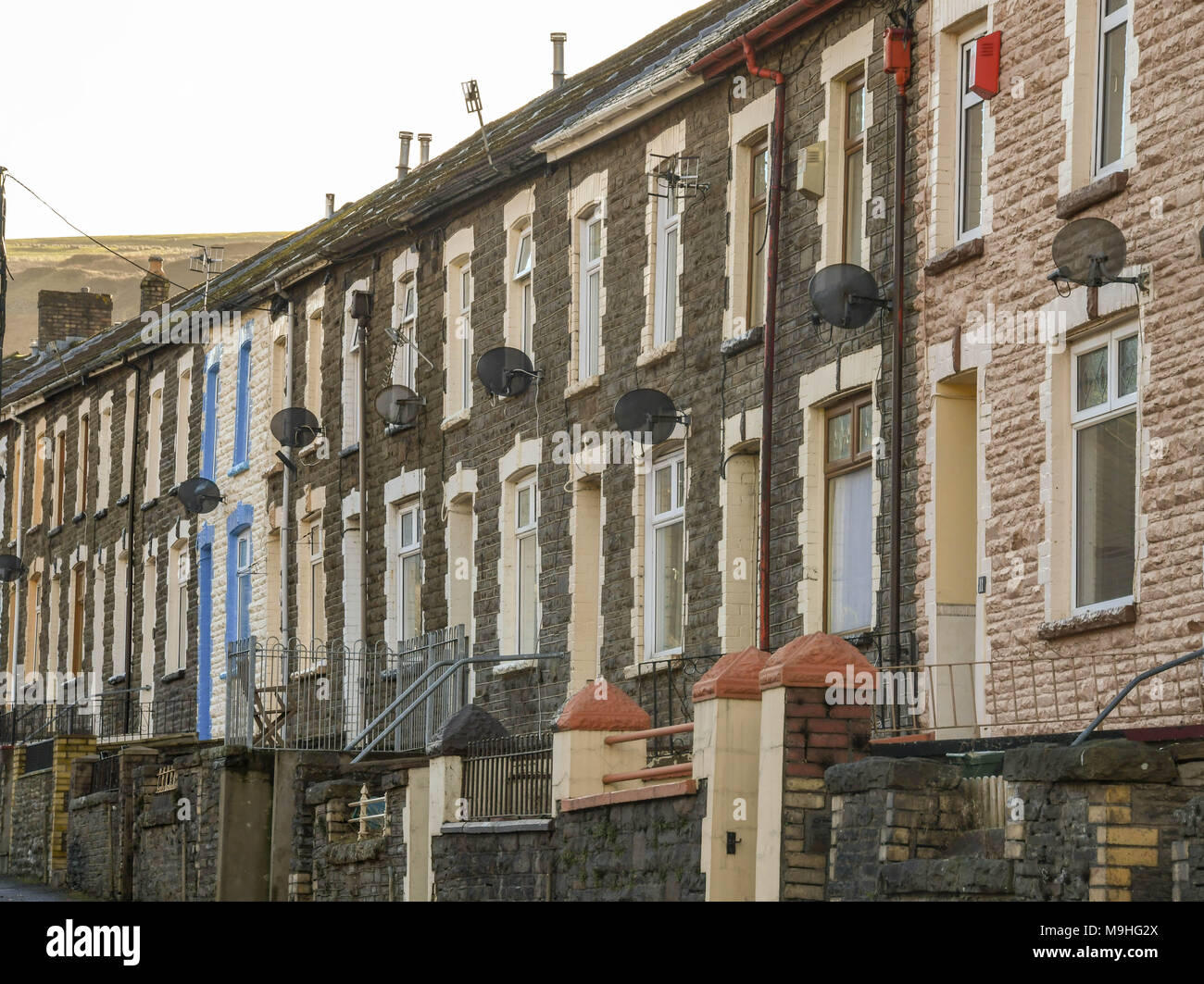 Une rangée de maisons mitoyennes traditionnelles Banque D'Images