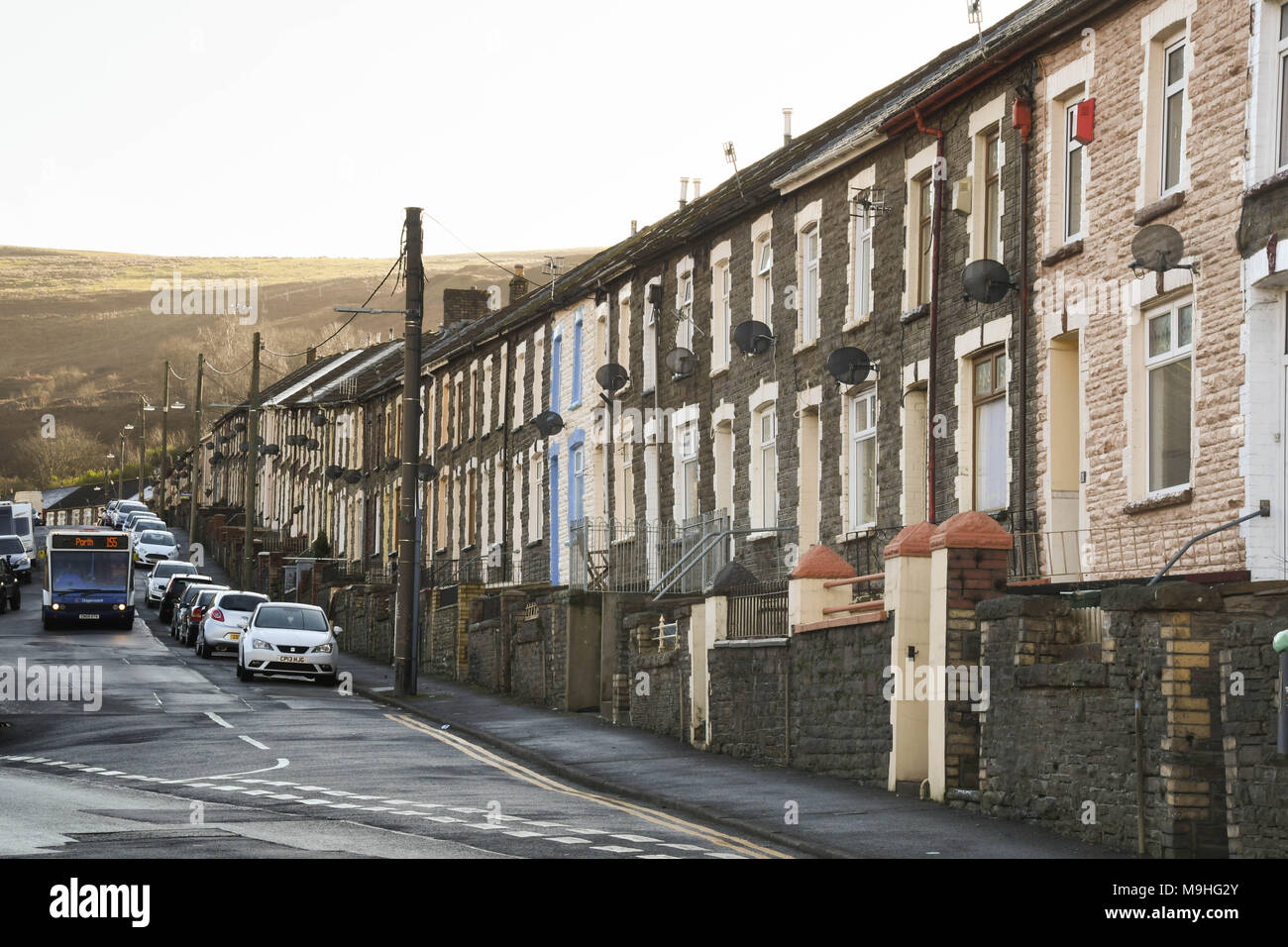 Une rangée de maisons mitoyennes traditionnelles Banque D'Images