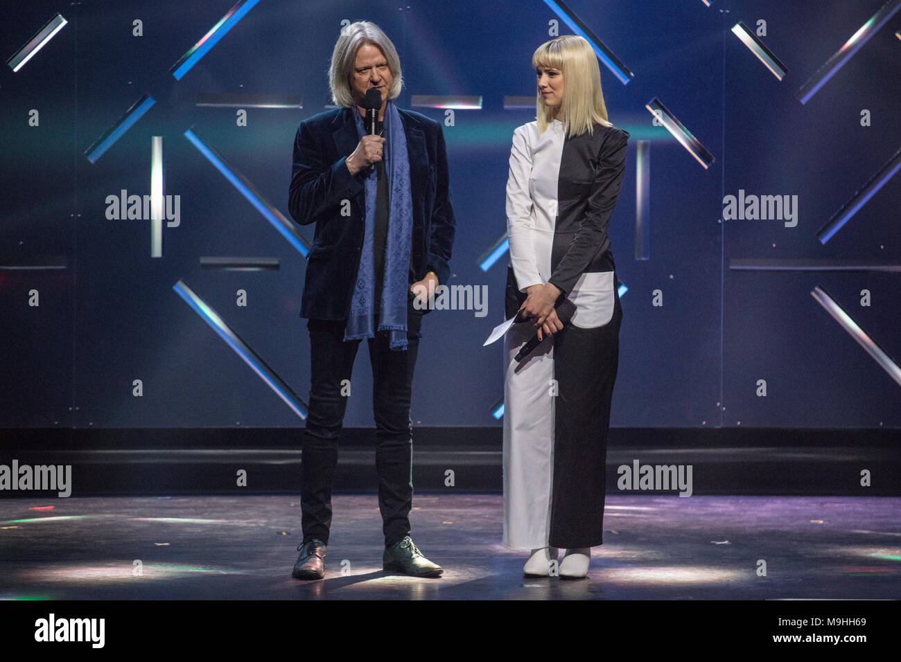 Norvège, Oslo - le 25 février 2018. Les chanteurs norvégien Aslag Haugen Dagny et remettre un prix lors de la cérémonie des Grammy Awards, Norvégien Spellemannprisen 2017 à Oslo Konserthus, à Oslo. (Photo crédit : Gonzales Photo - Stian S. Moller). Banque D'Images