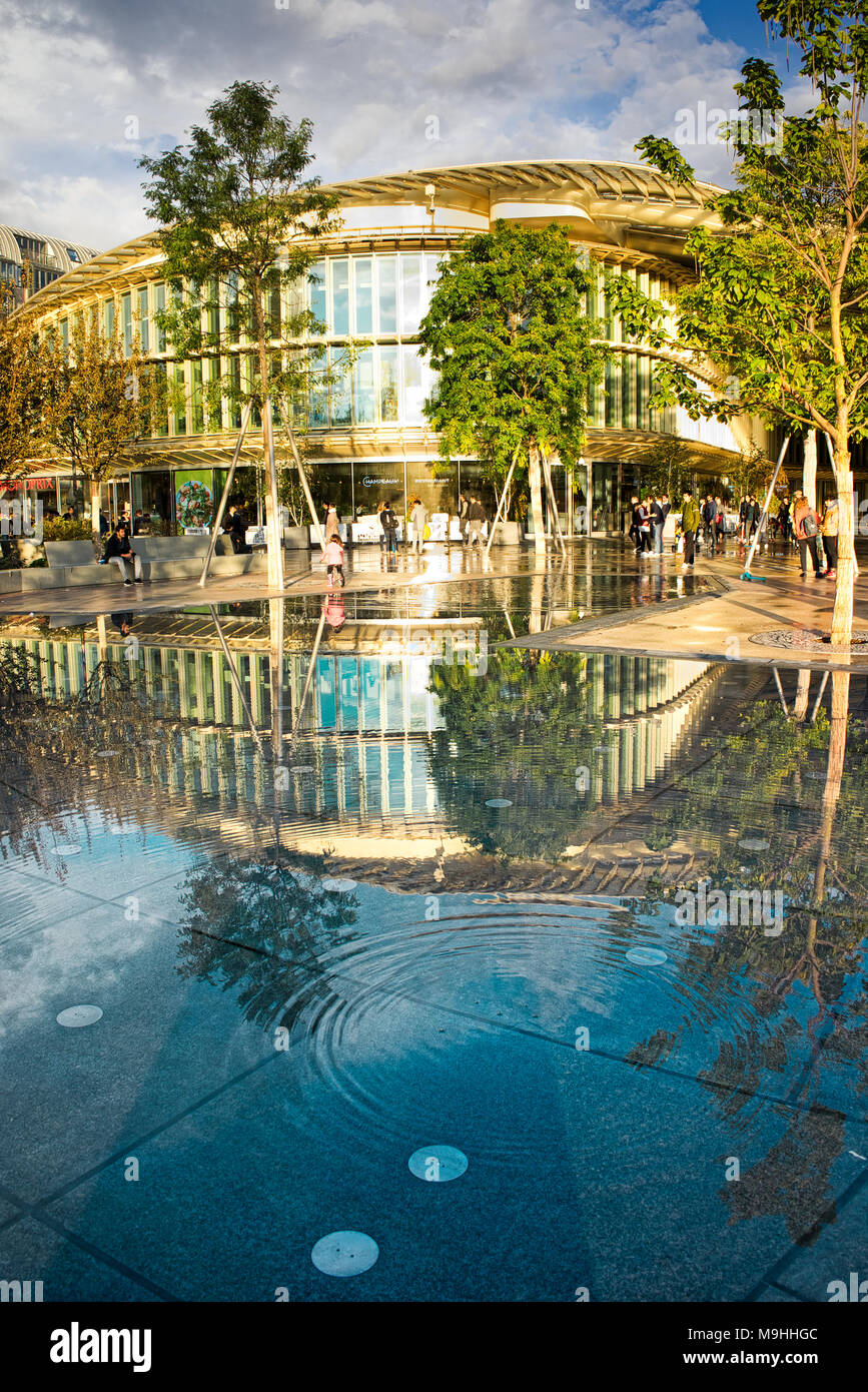 PARIS, FRANCE, le 17 septembre 2017. Forum des Halles, grand centre commercial moderne en plein cœur de Paris. Banque D'Images