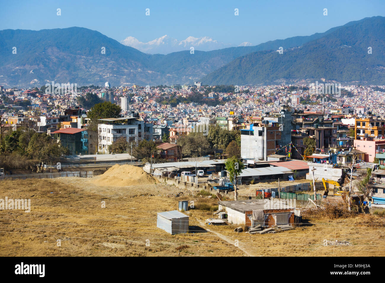 Partie de ville de Katmandou comme vu d'un point de vue, le Népal. Les collines et les montagnes en arrière-plan. Banque D'Images