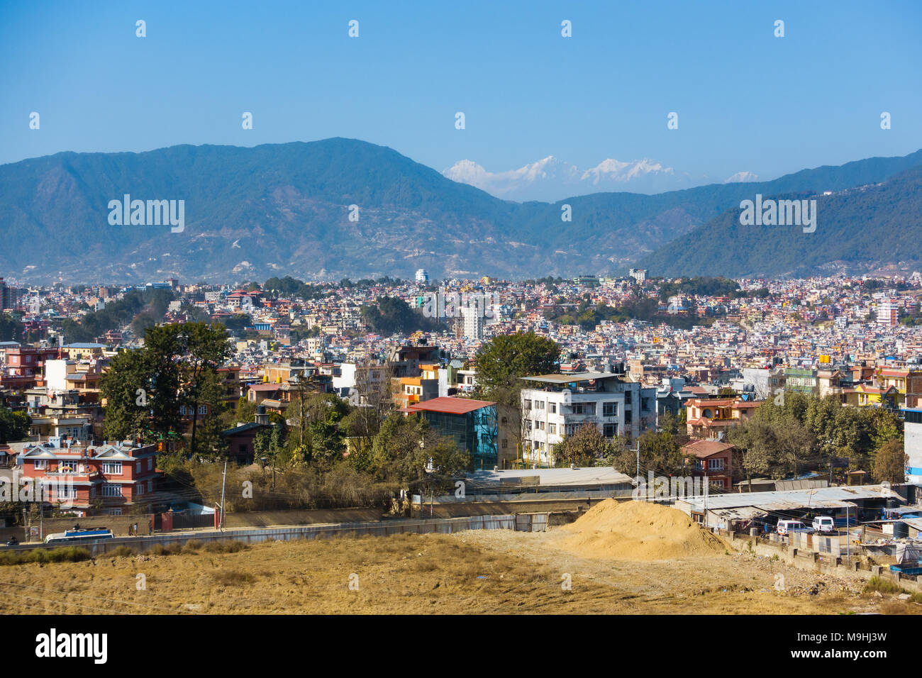Partie de ville de Katmandou comme vu d'un point de vue, le Népal. Les collines et les montagnes en arrière-plan. Banque D'Images