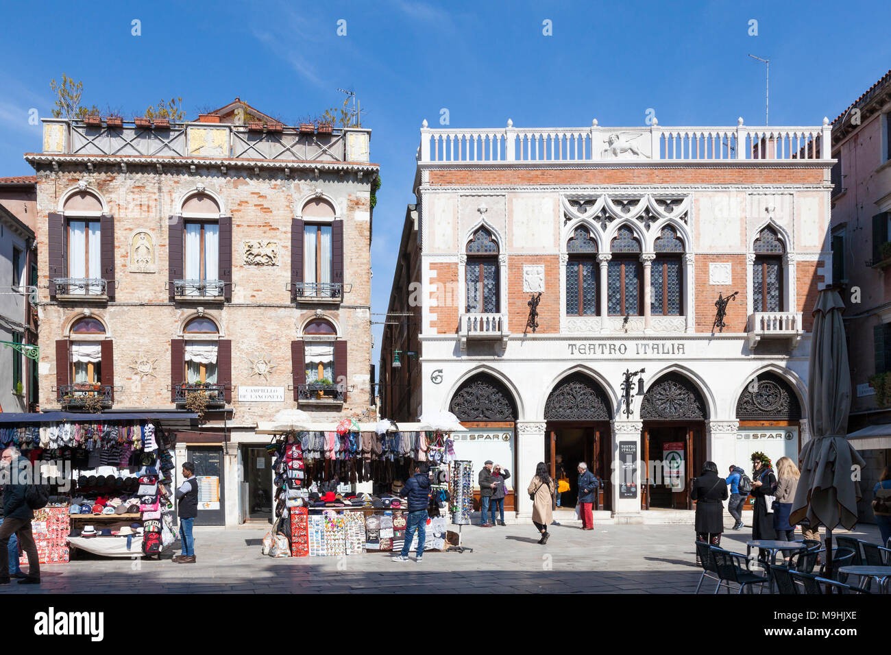 Campiello de l'Anconeta avec le Despar supermarché dans le converti Teatro Italia, Cannaregio, Venise, Vénétie, Italie Banque D'Images