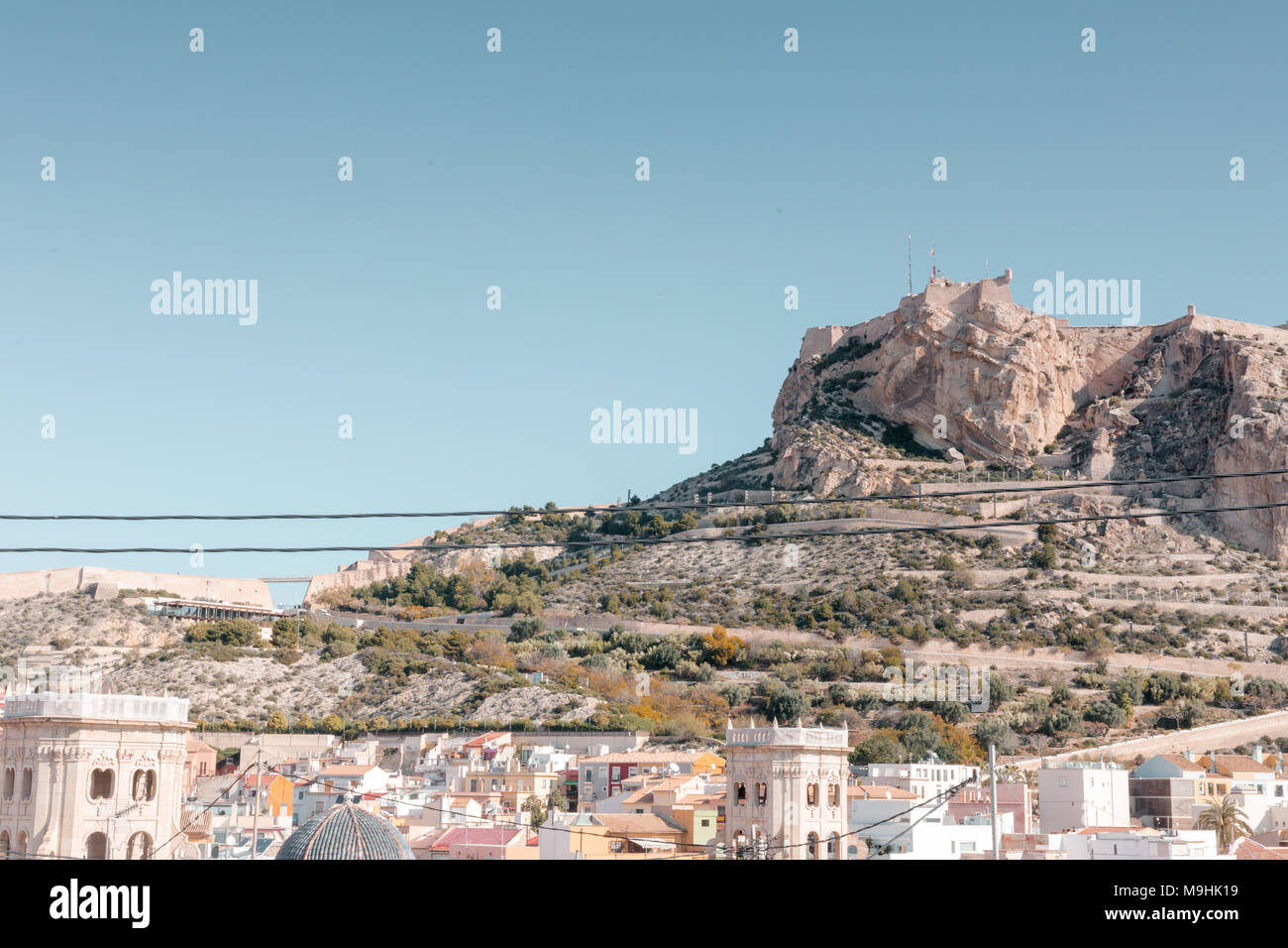 Vue aérienne du port de plaisance d'Alicante. de la mer sur une journée calme du mois de mars sur une journée ensoleillée Banque D'Images