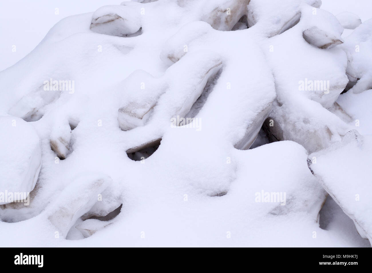 Pile de blocs de glace fondante recroquevillés de neige. saisonnier, l'arrière-plan, la nature. Banque D'Images