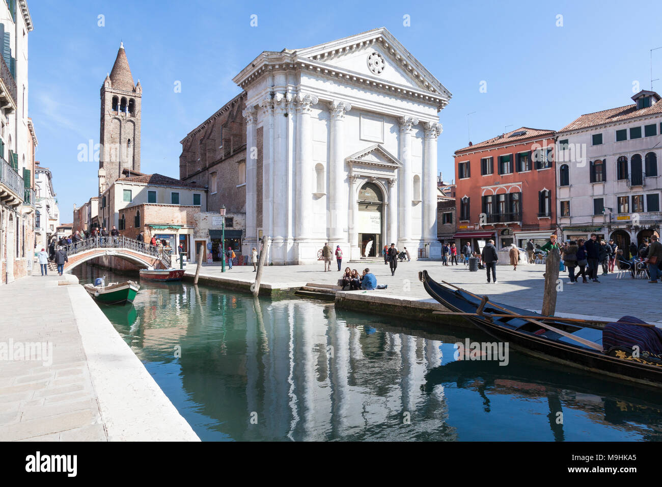 Campo San Barnaba néoclassique avec l'église de San Barnaba et son campanile reflétée dans le canal, le Rio San Barnaba, Dorsoduro, Venise, Italie Banque D'Images