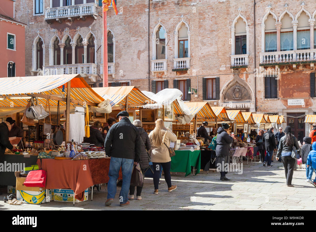 Consommateurs à la recherche de vos accessoires au marché d'antiquités dans le Campo San Maurizio, San Marco, Venise, Italie, un événement de trois jours qui a eu lieu cinq fois par année Banque D'Images