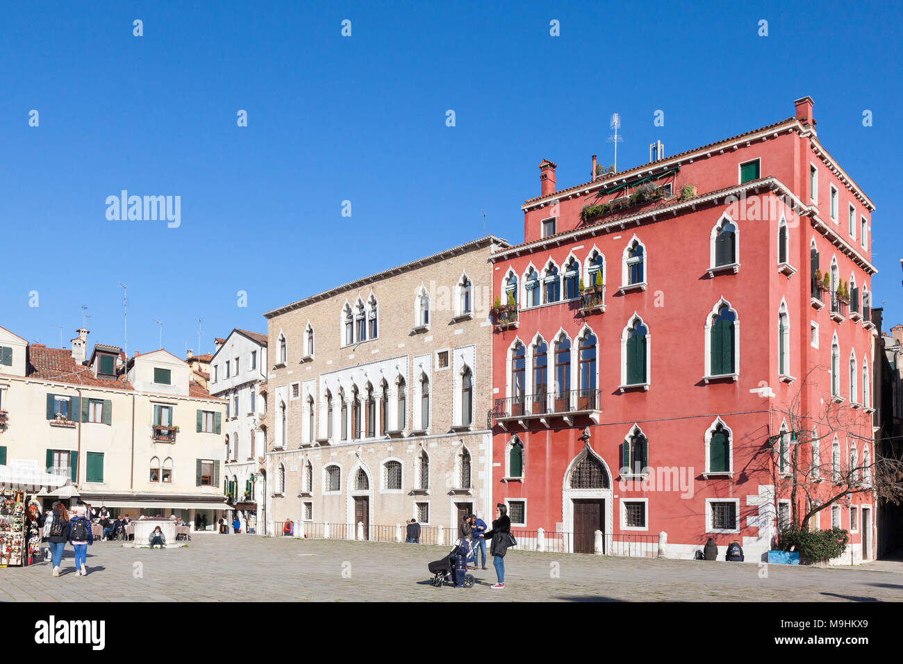 Campo Sant'Anzolo, San Marco, Venise, Vénétie, Italie, avec le Palazzo Duodo (à gauche) Banque D'Images