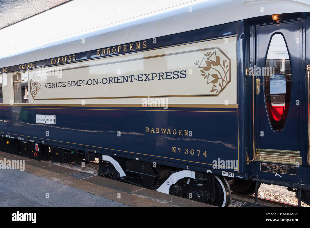Le Venice Simplon Orient-Express trains de luxe à Venezia S gare Santa Lucia, Venise, Vénétie, Italie avec close up detail du wagon Bar Banque D'Images