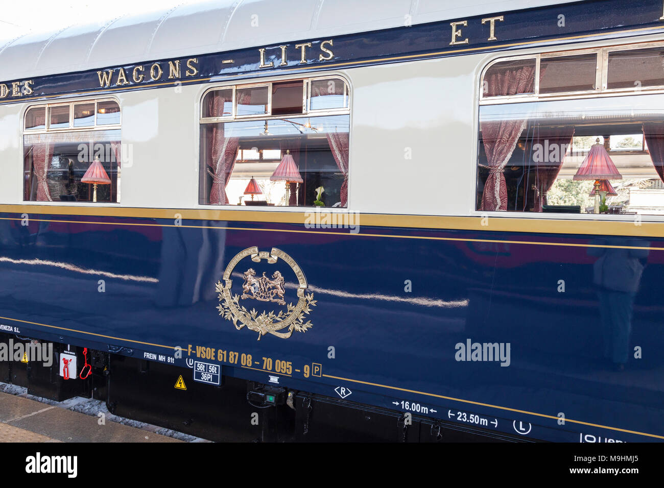 Le Venice Simplon Orient-Express trains de luxe à Venezia S gare Santa Lucia, Venise, Vénétie, Italie avec close up detail d'un chariot de couchage Banque D'Images