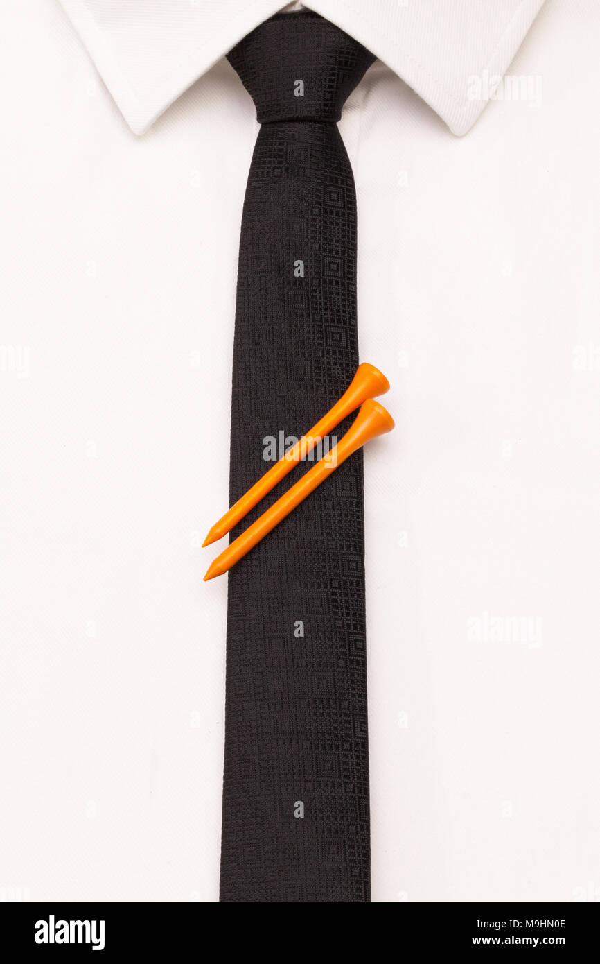 Le détail de la chemise blanche et cravate noire avec le golf design. Tés  de golf orange sur la cravate noire Photo Stock - Alamy