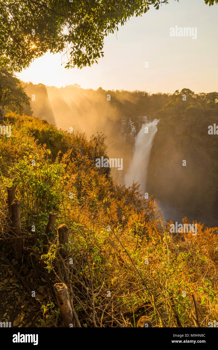 Le soleil se lève sur la cataracte Devils, Victoria Falls au Zimbabwe. Banque D'Images