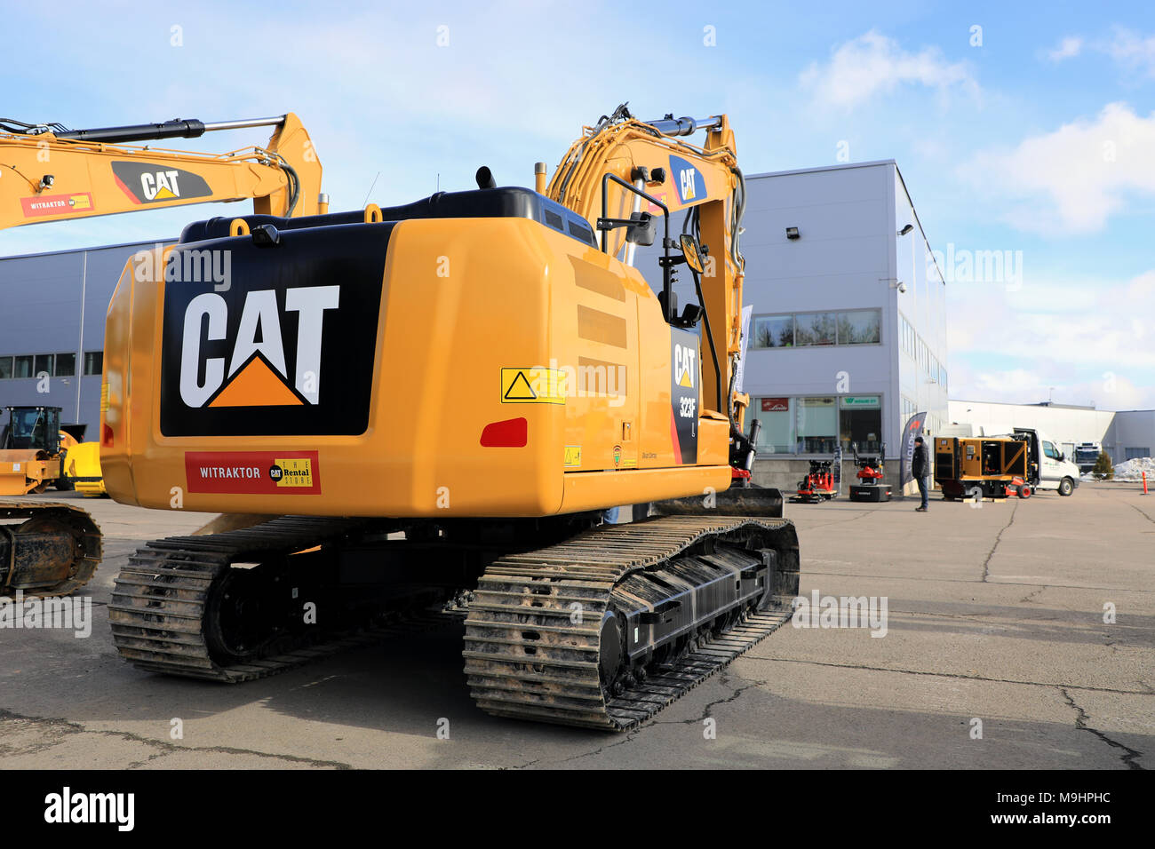 LIETO, FINLANDE - le 24 mars 2018 : Cat 323FL pelle hydraulique moyen et d'autres équipements de construction Cat vu lors de l'éventualité d'Konekaup Banque D'Images