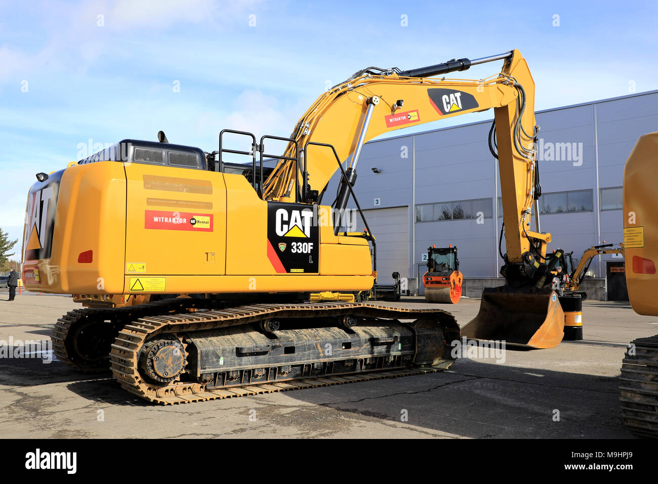 LIETO, FINLANDE - le 24 mars 2018 : Cat 330FL excavateur hydraulique et d'autres équipements de construction Cat vu lors de l'éventualité d'Konekaupan Vill Banque D'Images