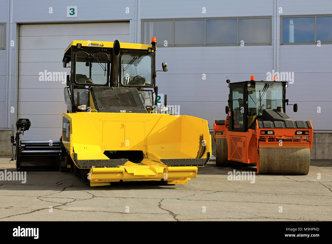 LIETO, FINLANDE - le 24 mars 2018 : Nouveau Chat AP655F pavé d'asphalte à chenilles en caoutchouc avec auvent et le rouleau compacteur d'vu à la manifestation publique annuelle de Konek Banque D'Images