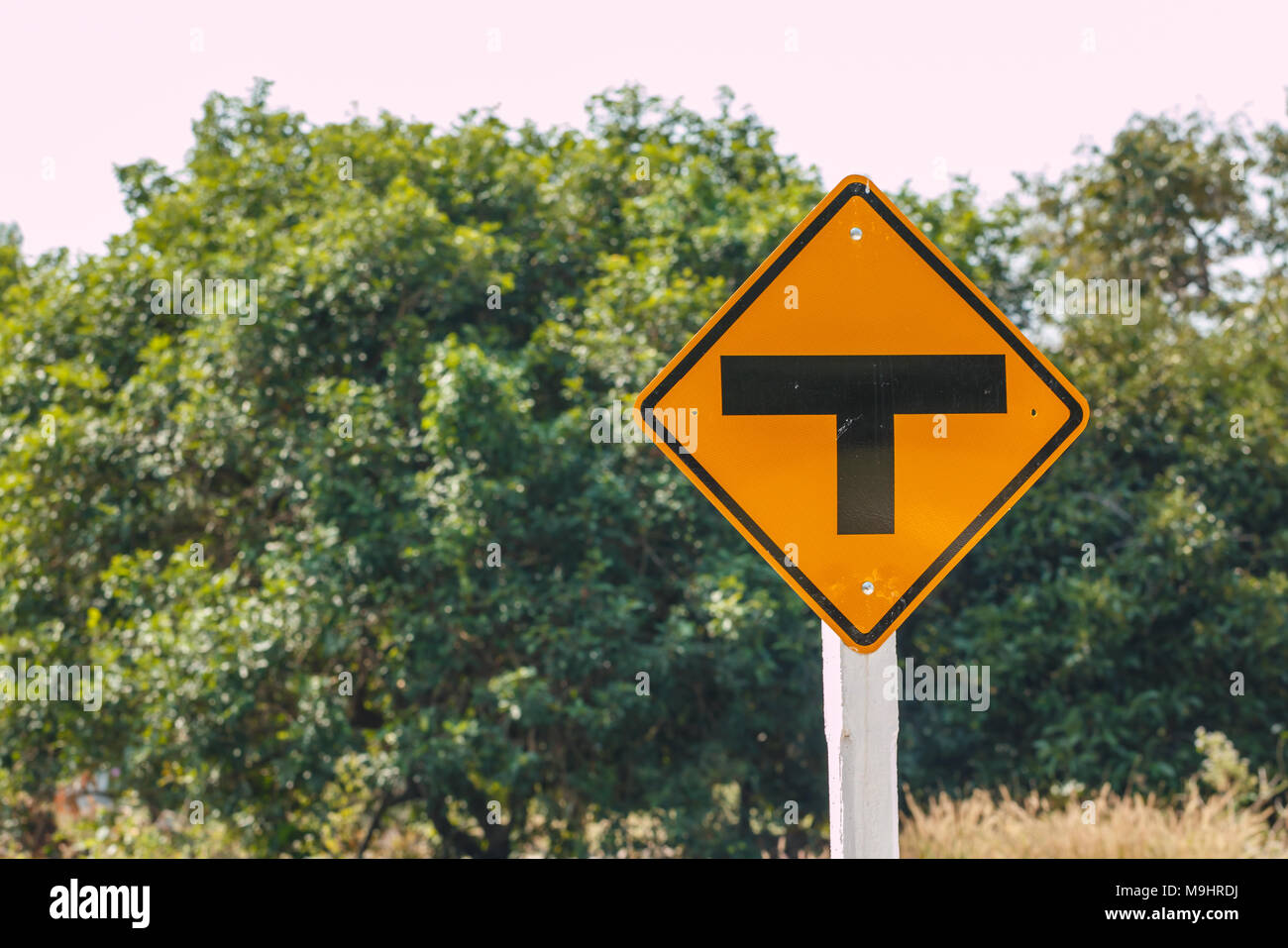 T junction road traffic sign à campagne en Thaïlande Banque D'Images