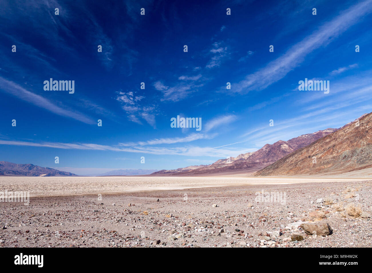 Sous un ciel bleu et soleil de cuisson pendant la majeure partie de l'année, la Californie Badwater est le point le plus bas en Amérique du Nord. Sans végétation, couleur rock est exposé Banque D'Images