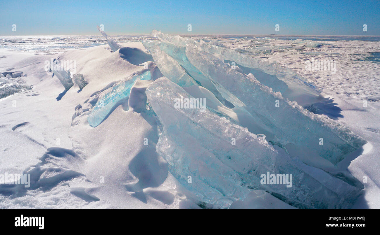 La neige et la formation de glace bleu empilés sur la surface du lac gelé de la baie Georgienne, Ontario, Canada Banque D'Images