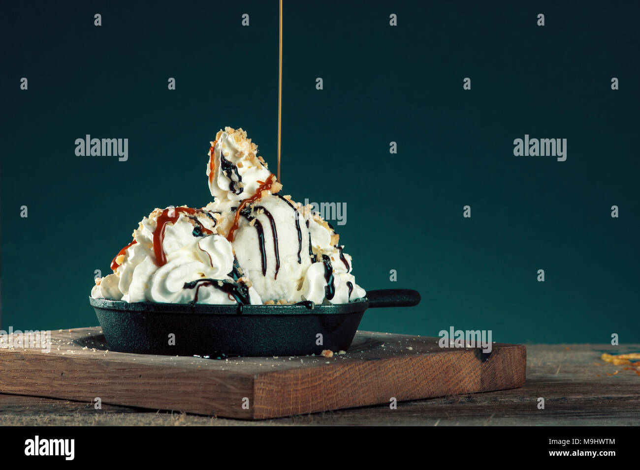 La crème glacée au chocolat avec des aliments doux de dessert Banque D'Images
