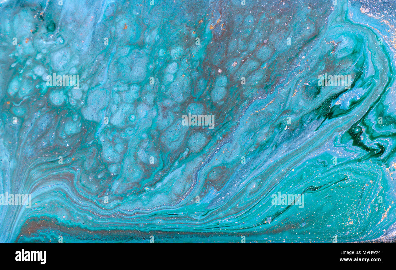 En résumé fond acrylique. Nature bleu et vert d'art de la marbrure de texture. Gold glitter. Banque D'Images