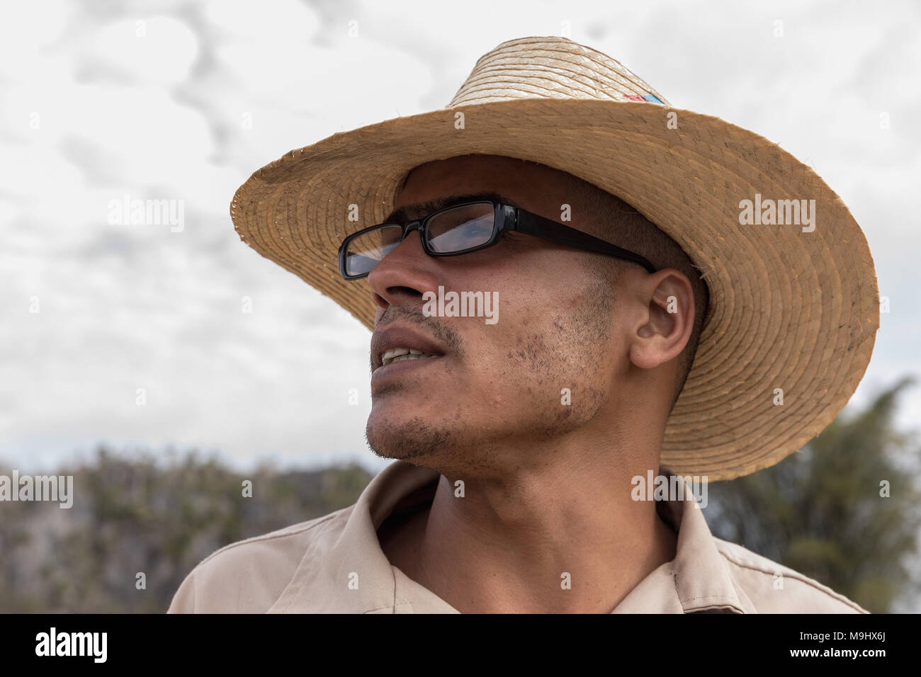 Viñales, Cuba - Mars 14, 2018. L'homme à Cuba avec un chapeau blanc et des  verres sur une ferme de tabac.. Cuba Vinales Photo Stock - Alamy