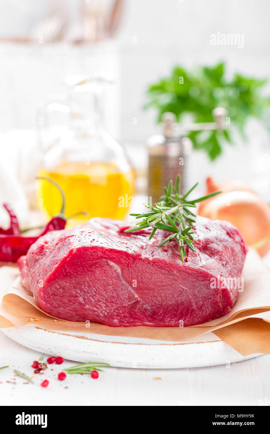 La viande de boeuf farci sur fond blanc avec des ingrédients de cuisine libre. La viande de boeuf fraîche sur la table de cuisine Banque D'Images