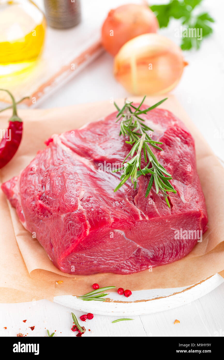La viande de boeuf farci sur fond blanc avec des ingrédients de cuisine libre. La viande de boeuf fraîche sur la table de cuisine Banque D'Images