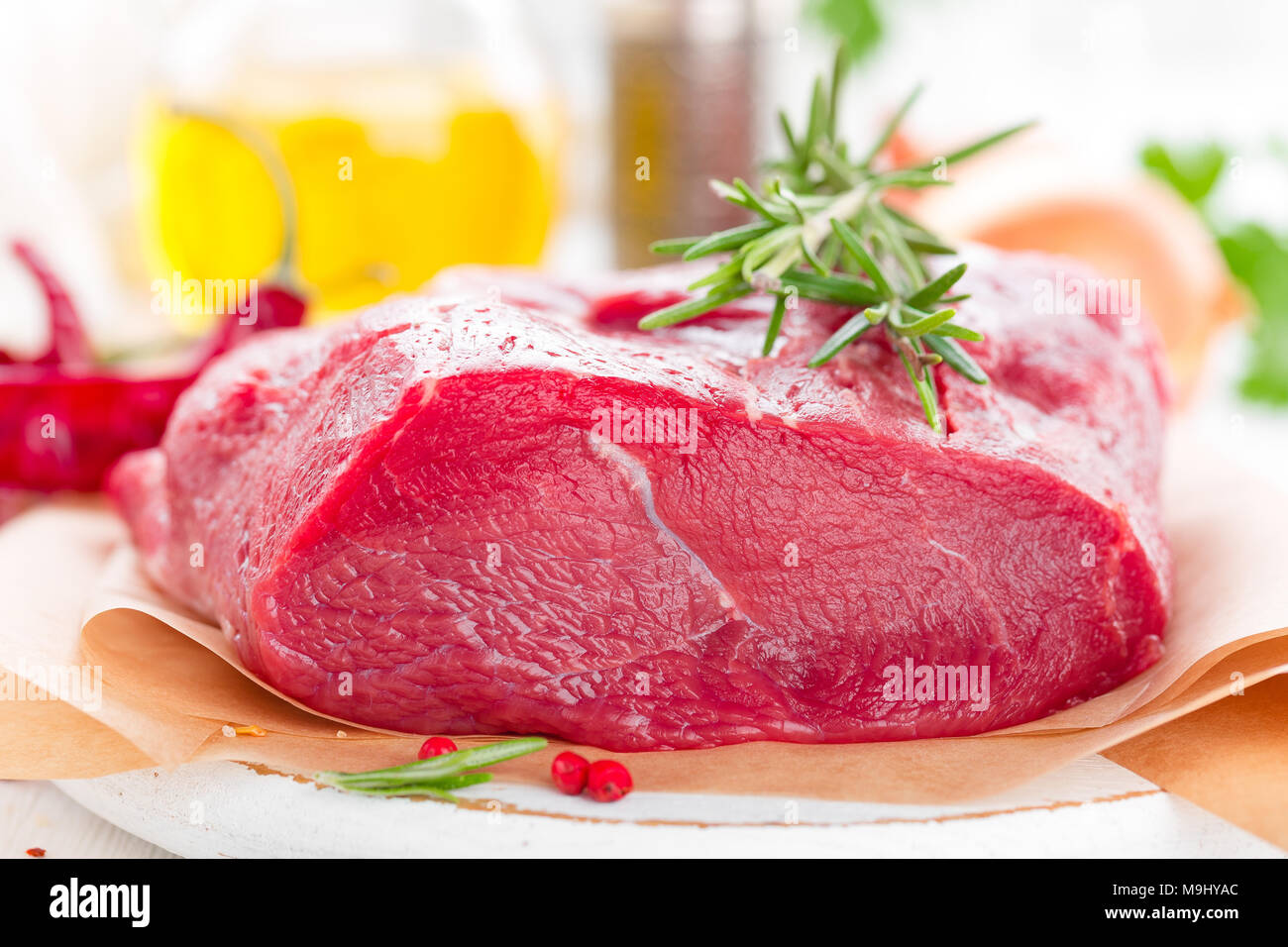 La viande de boeuf farci sur fond blanc avec des ingrédients de cuisine libre. La viande de boeuf fraîche sur la table de cuisine Banque D'Images