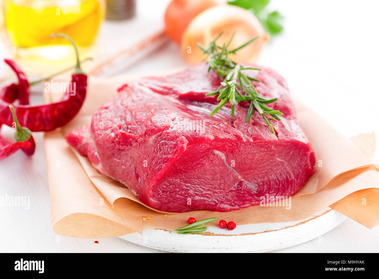La viande de boeuf farci sur fond blanc avec des ingrédients de cuisine libre. La viande de boeuf fraîche sur la table de cuisine Banque D'Images