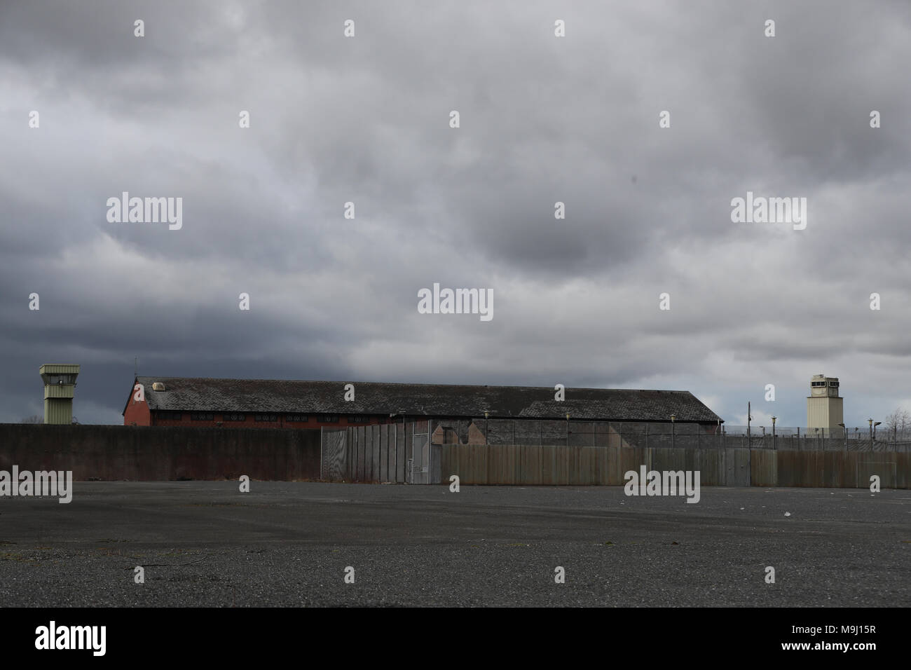 Un stock photo de tours de garde et les bâtiments sur les vestiges de l'ancien bloc H prison labyrinthe à Long Kesh près de Lisburn en Irlande du Nord. Banque D'Images