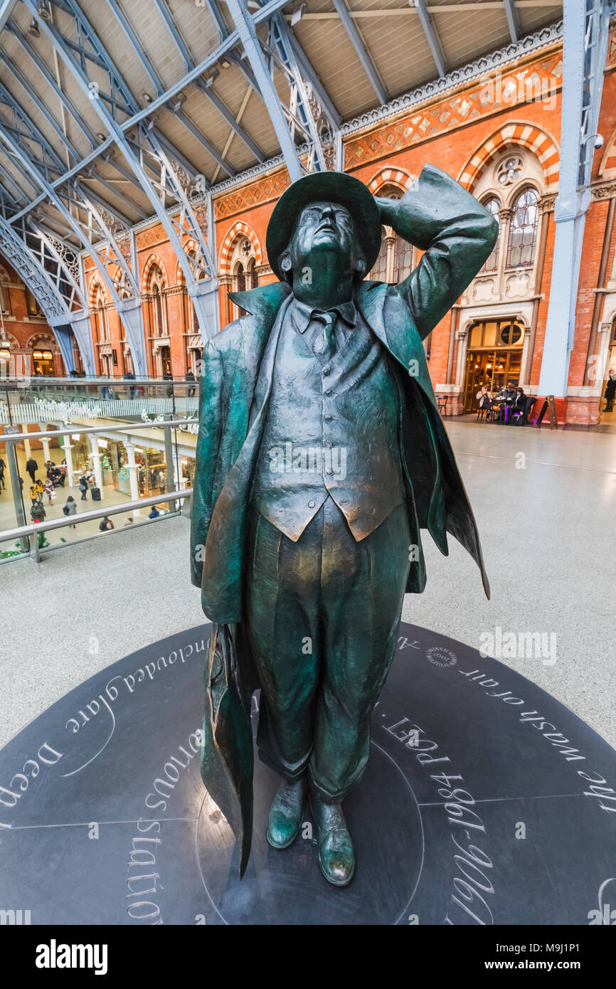 L'Angleterre, Londres, St Pancras International Station, Sir John Betjeman Statue Banque D'Images