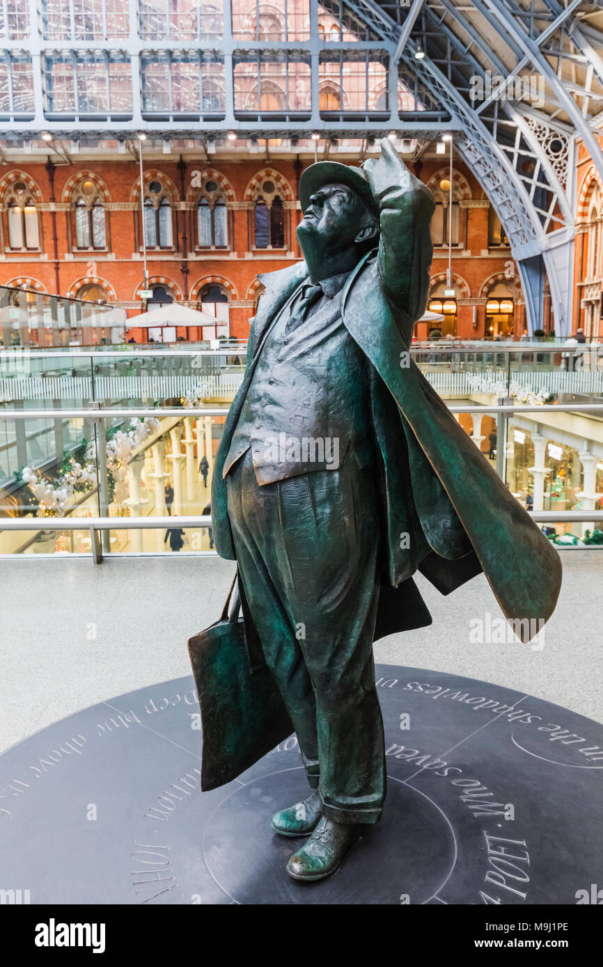 L'Angleterre, Londres, St Pancras International Station, Sir John Betjeman Statue Banque D'Images