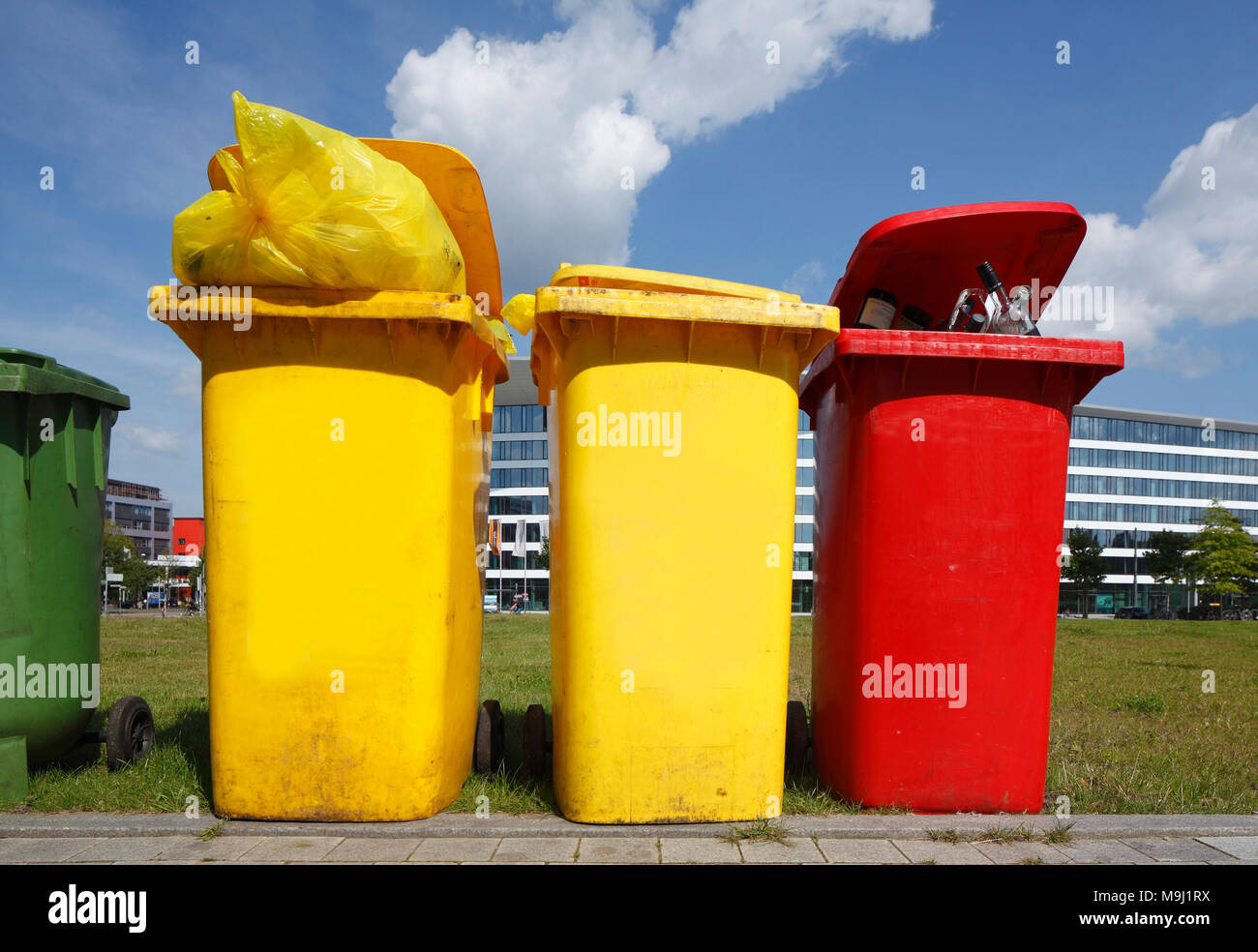 Les poubelles de couleur jaune, de tonnes de déchets en plastique rouge,  tonne pour les déchets de verre, de l'Allemagne, l'Europe JE Bunte  Mülltonnen Plastikmüll , Gelbe Tonnen für Photo Stock -