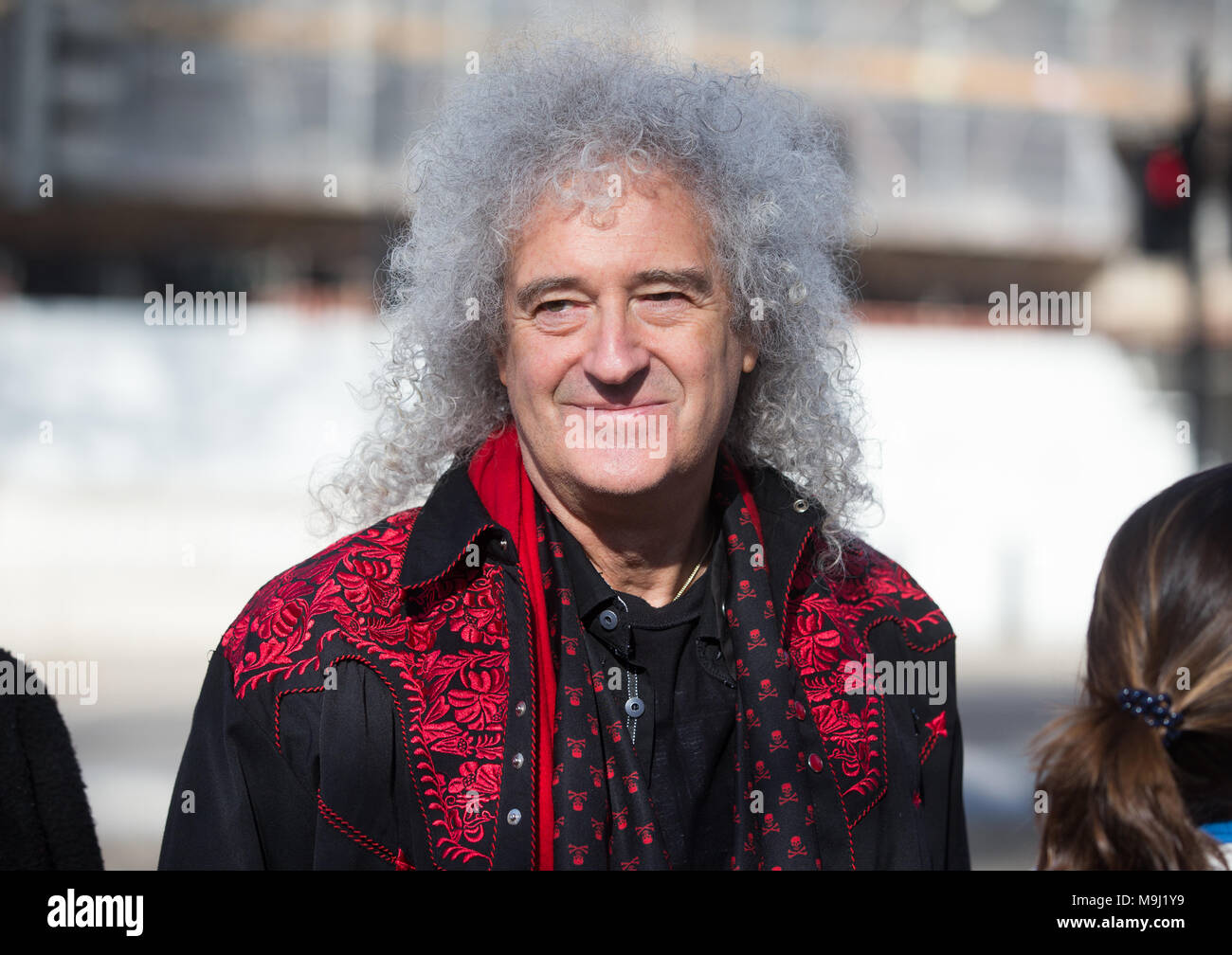 Le guitariste de Queen, Brian May, à Downing Street à la main dans une pétition de plus de 425 000 signatures demandant au premier ministre, Theresa peut, pour une interdiction de la fourrure. Banque D'Images