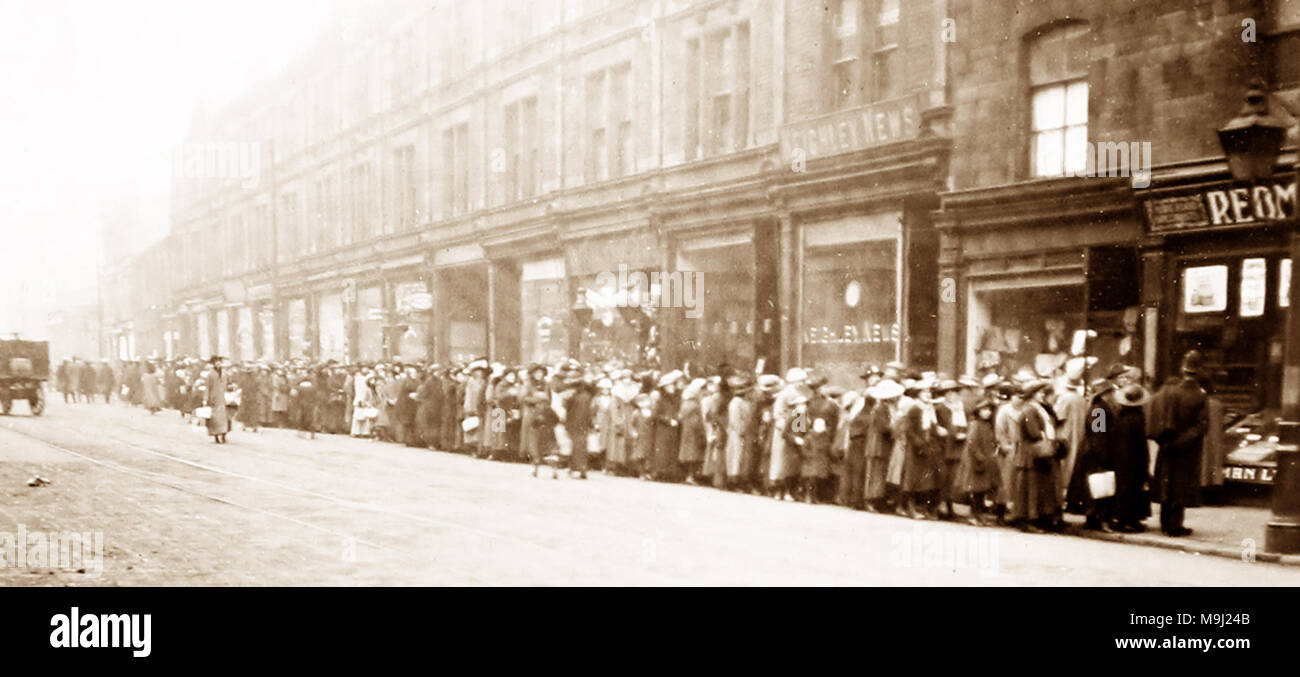 File d'attente pour le sucre en 1917 à Keighley Banque D'Images