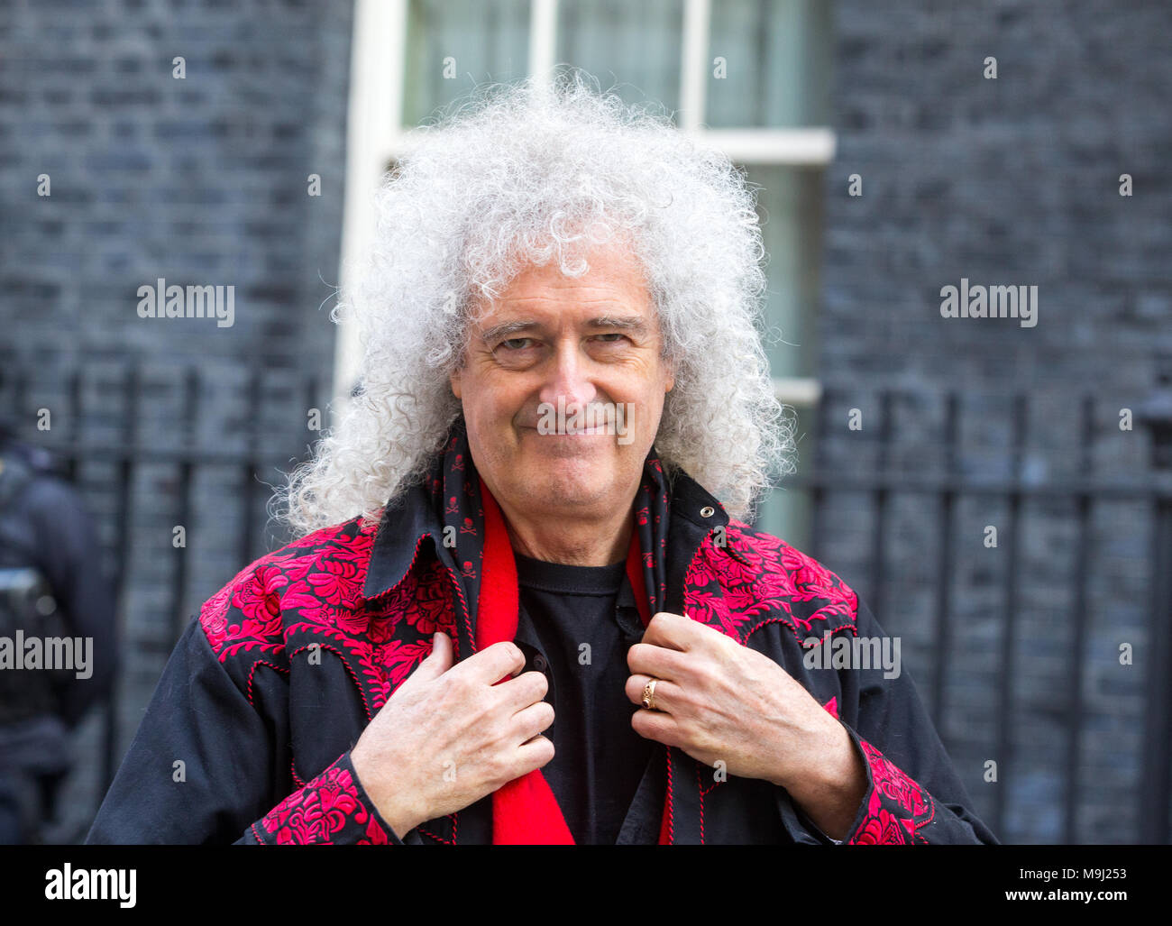 Le guitariste de Queen, Brian May, à Downing Street à la main dans une pétition de plus de 425 000 signatures demandant au premier ministre, Theresa peut, pour une interdiction de la fourrure. Banque D'Images